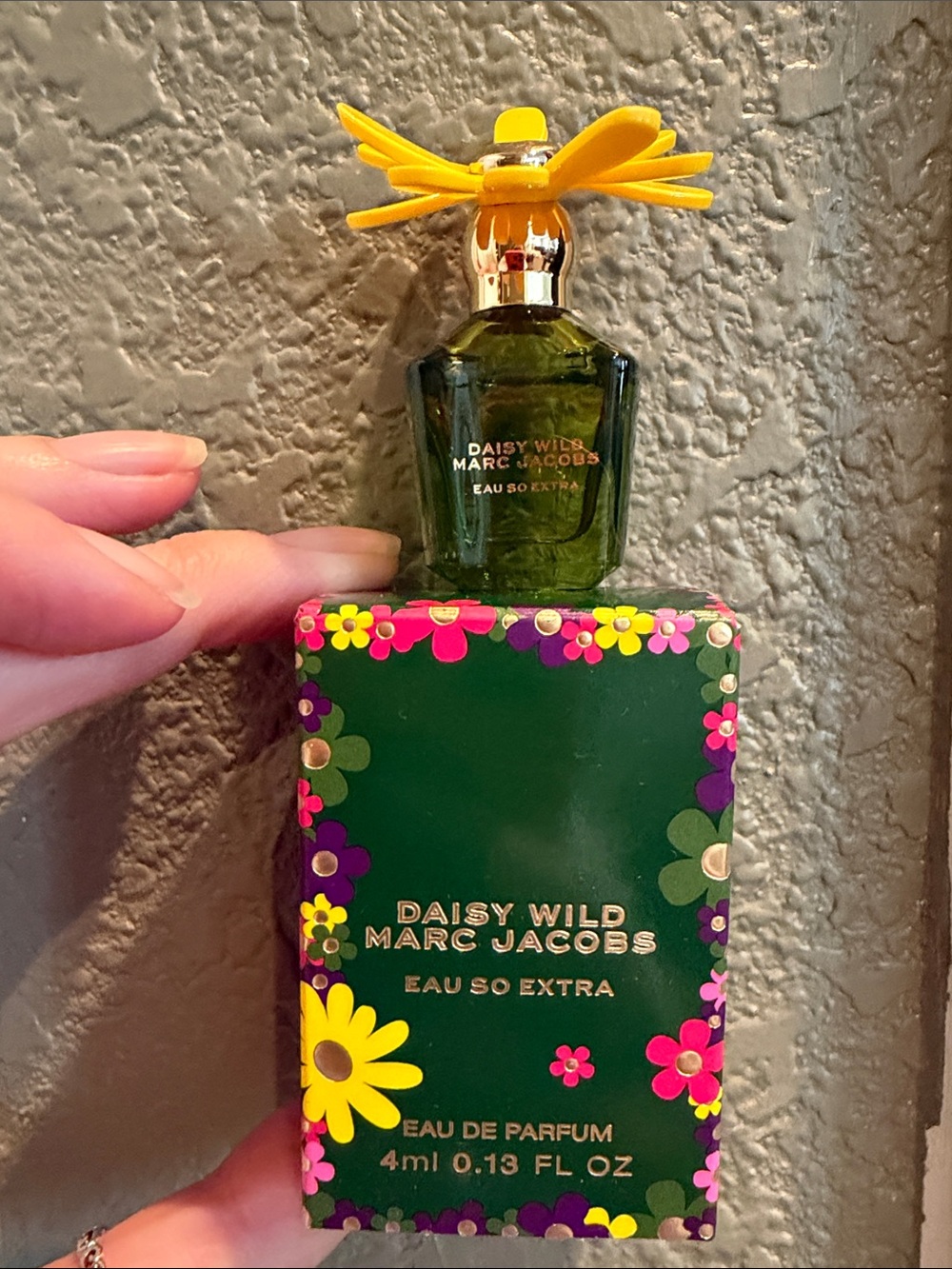 Marc Jacobs Daisy Wild Eau So Extra Gift Set with Strawberry Charm - Picture 10 of 11